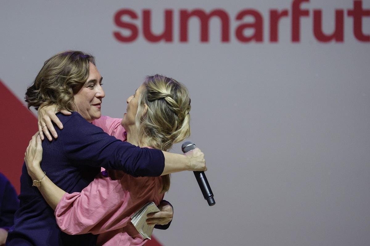 La vicepresidenta del Gobierno Yolanda Díaz con la alcaldesa Ada Colau en la presentación de Sumar en Barcelona .