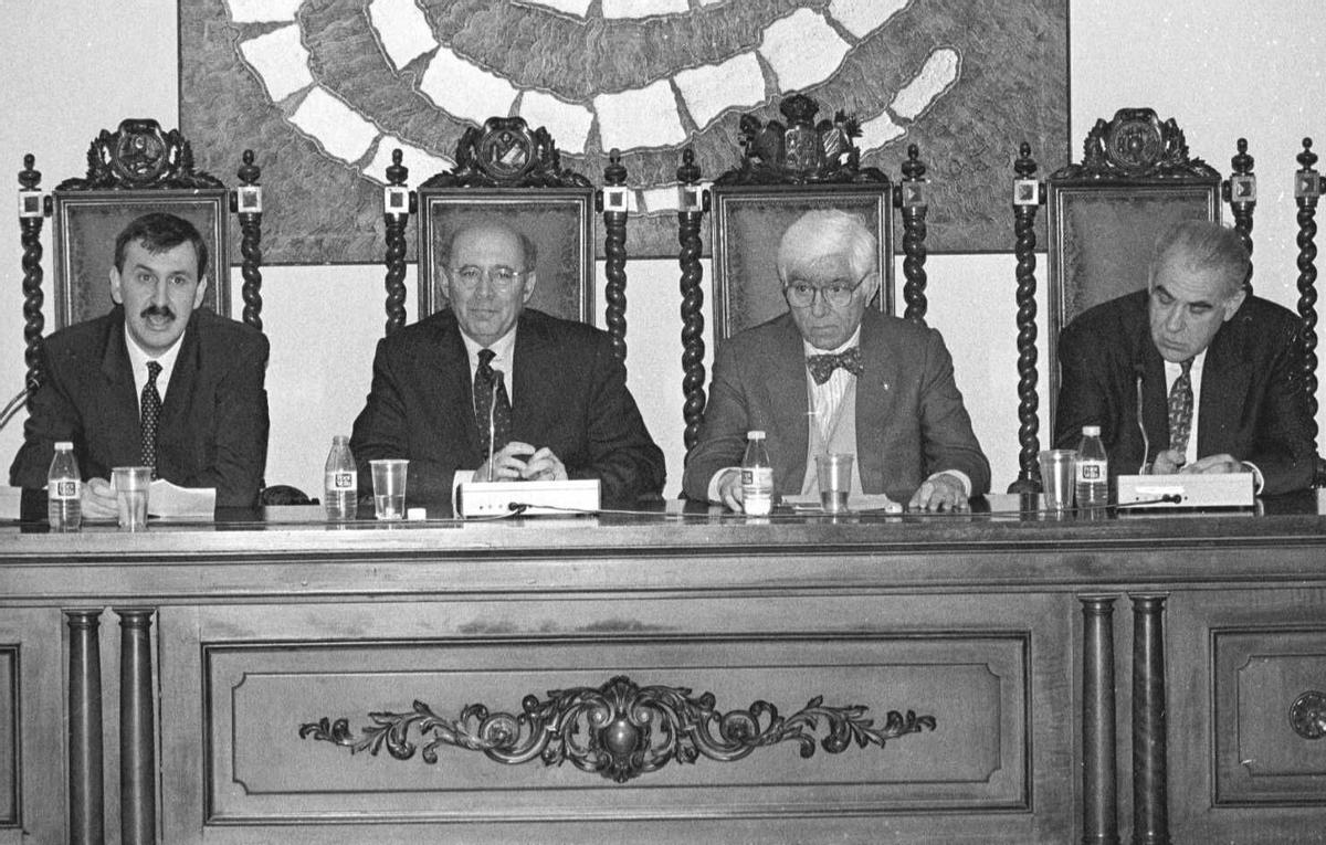 LOCAL// CONFERENCIA EN LA UNIVERSIDAD LITERARIA. A.Colomer, Joan Rigol, Ramón Cerdá, Vicent Miquel. Conferencia de Unió Democrática del País Valenciá