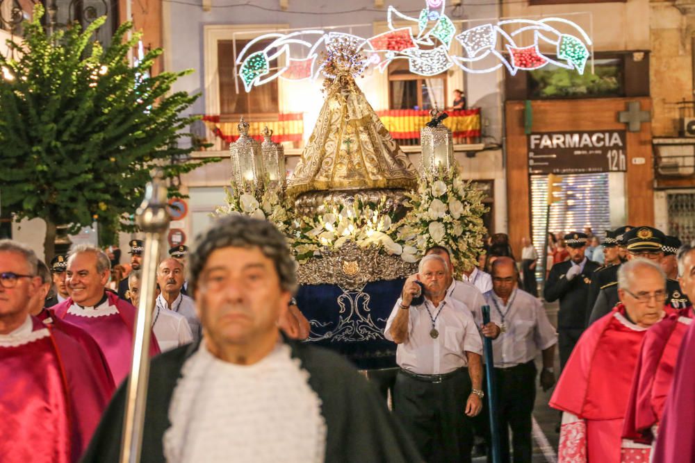 Los Armaos guían en Orihuela a la Virgen de Monserrate