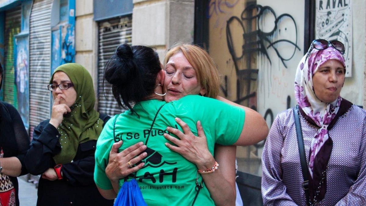 Desahucio en la calle Espalter. En el centro, una de las afectadas, Mari.