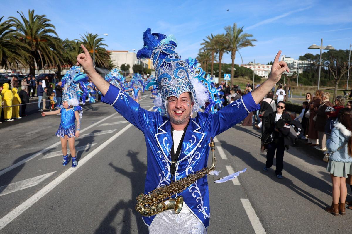 Sanxenxo se llenó de color y diversión con el tradicional desfile de carnaval de adultos y niños