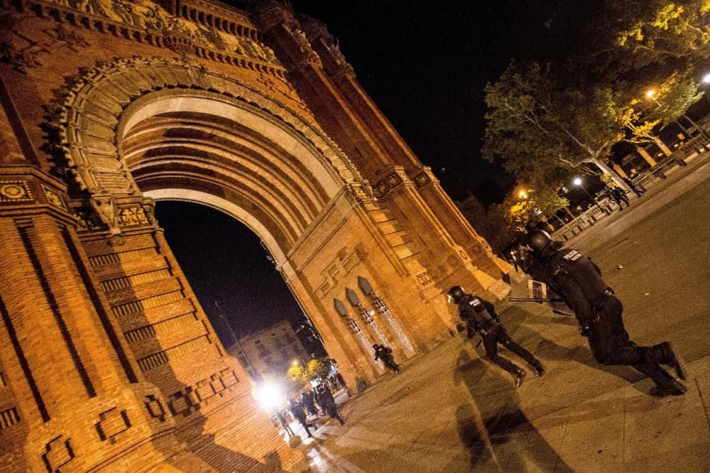 Carregues dels Mossos en el primer aniversari 1-O