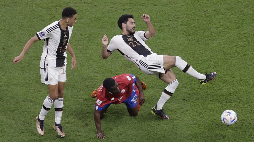 Joel Campbell pelea un balón con Musiala y Gündogan.