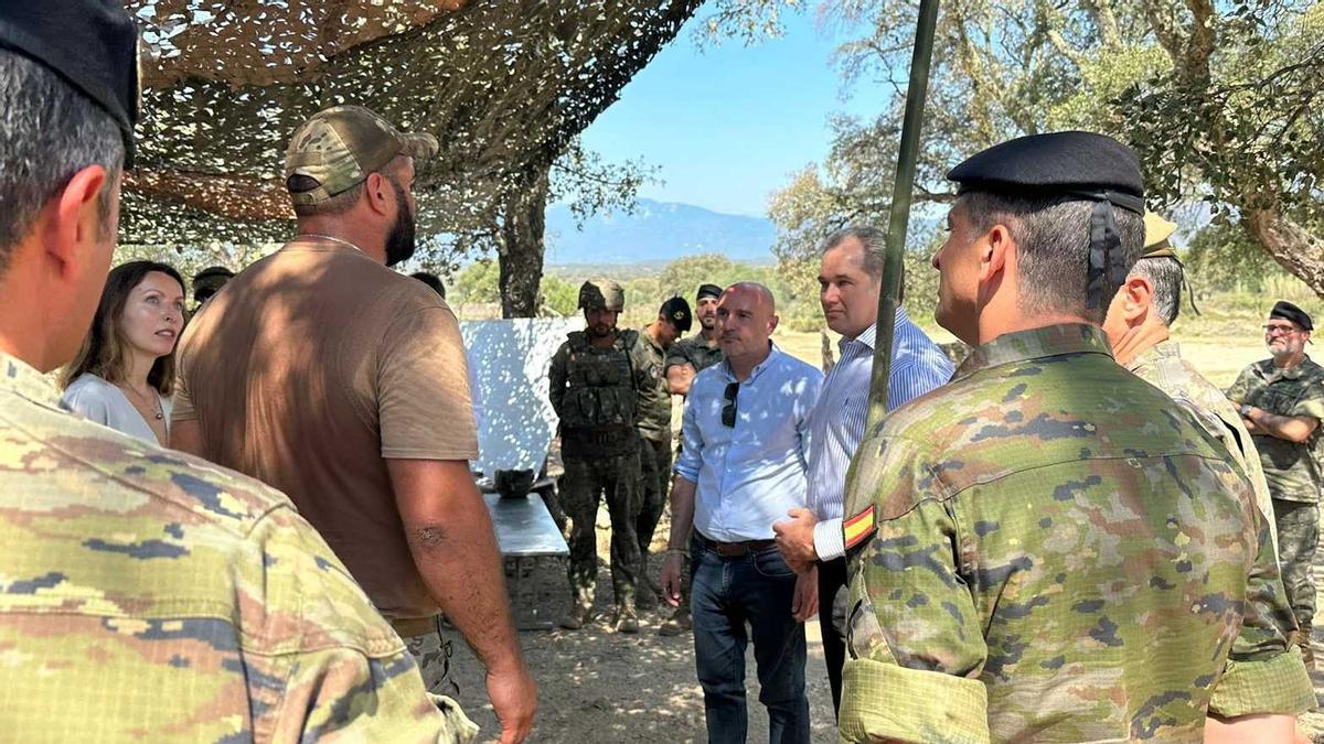 Prieto i el cònsol d'Ucraïna a la base de Sant Climent Sescebes.