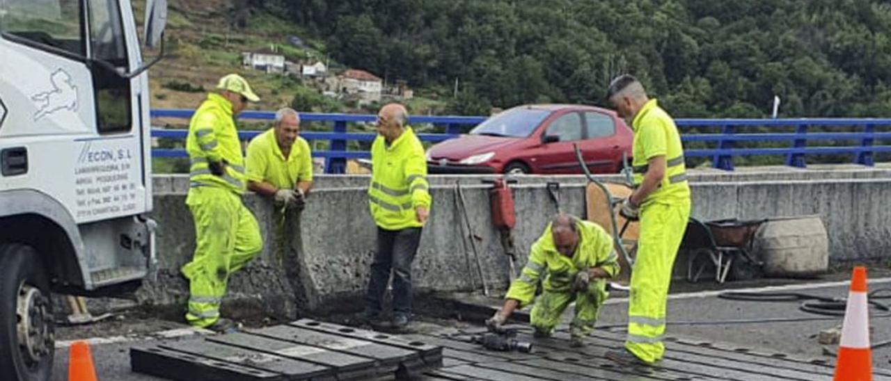 Operarios trabajando en la AG-53.  | // I.O.