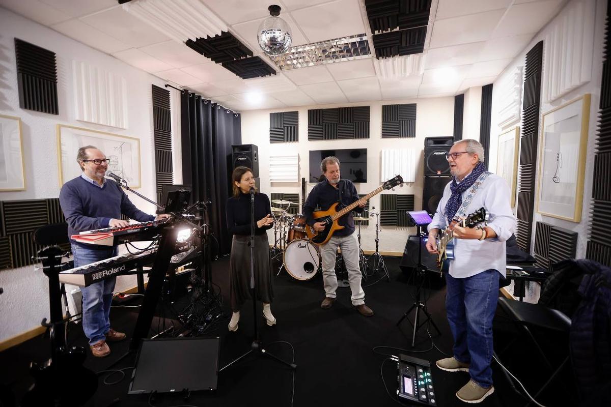 Carlos Carrión, Marisol Membrillo, Fernando Ortiz y Nico González, integrantes de la banda.