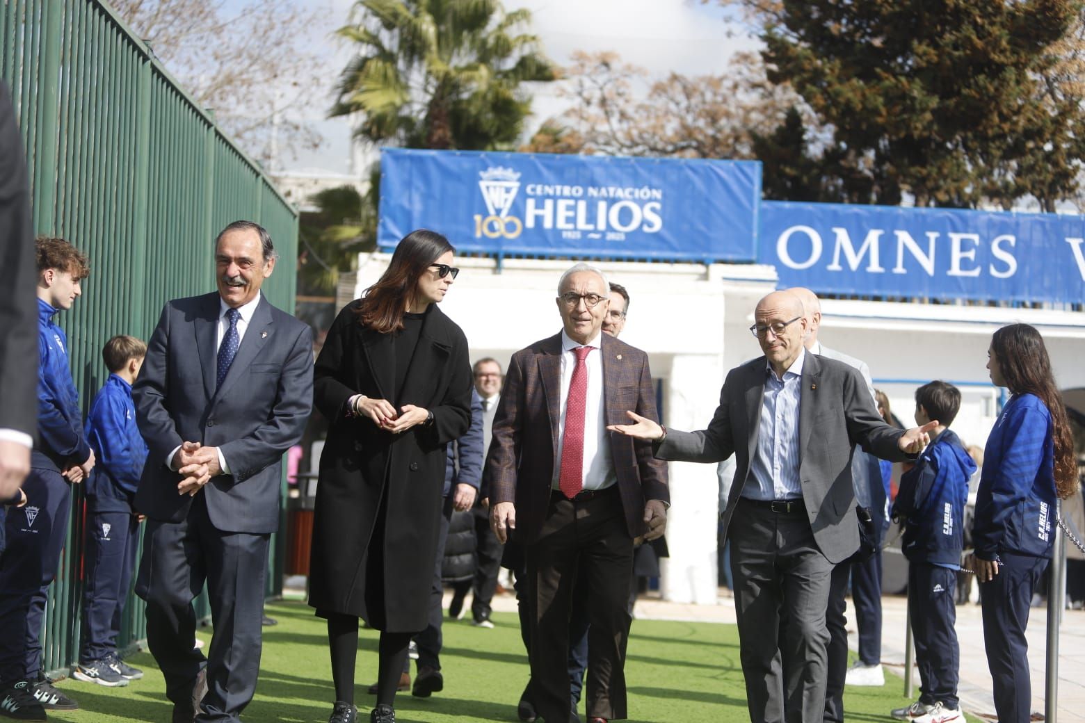 En imágenes | La bandera olímpica ya preside desde las alturas en las instalaciones del CN Helios
