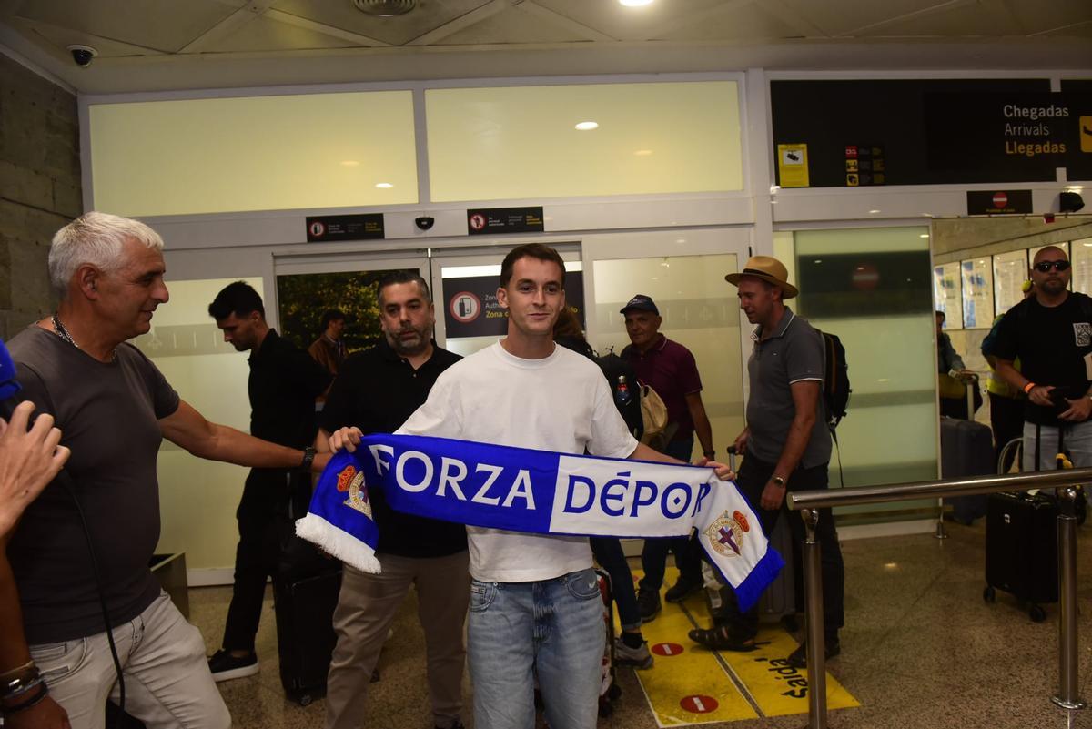 Llega Marc Casadó a A Coruña para incorporarse al Deportivo Llega Marc Casadó a A Coruña para incorporarse al Deportivo