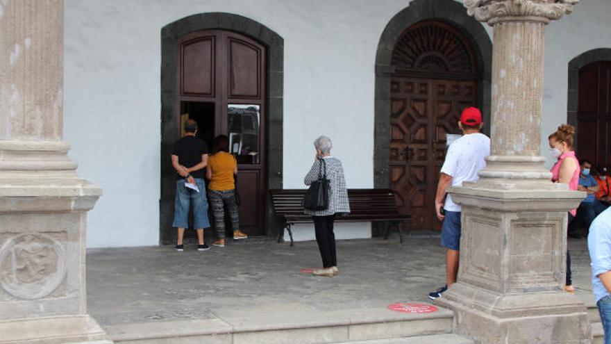 Ciudadanos hacen cola en el Ayuntamiento de Santa Cruz de La Palma.