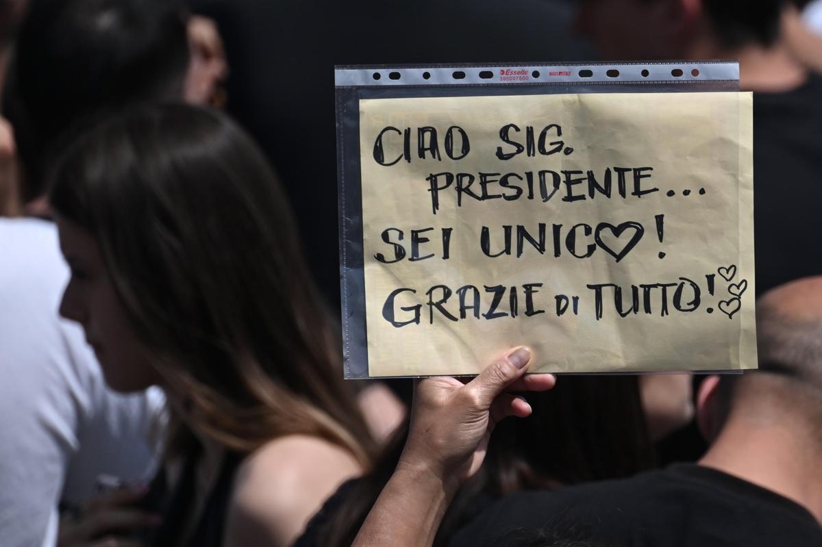 Cientos de personas se dan cita en la catedral de Milán para despedir a Berlusconi