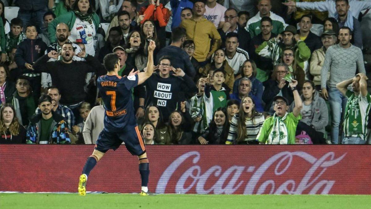 Guedes celebró uno de sus tantos encarándose con la grada