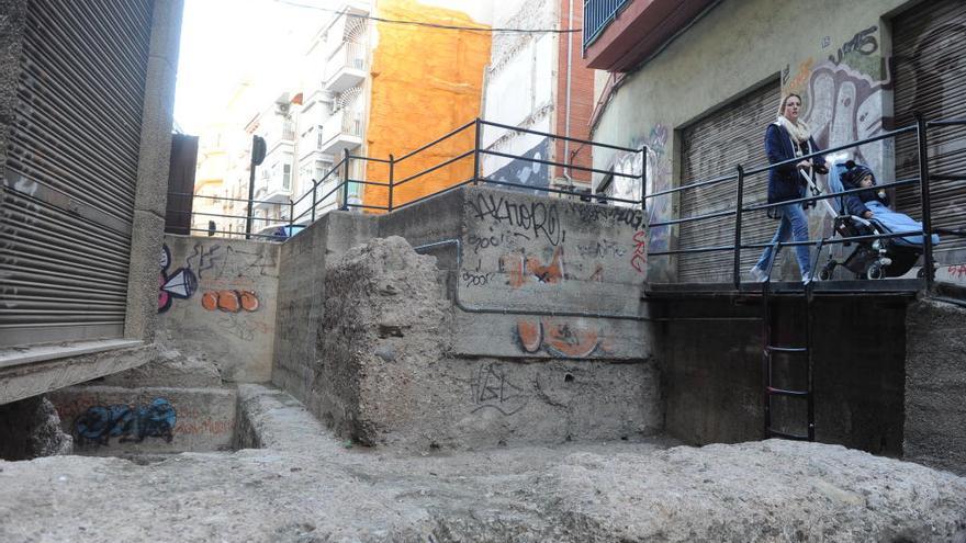En la calle Sagasta se observan restos de la muralla medieval que rodeó la ciudad de Murcia desde el siglo XII hasta el siglo XV.