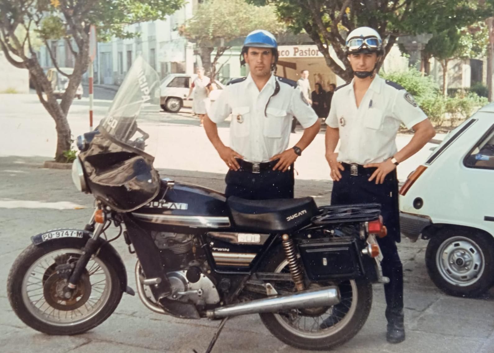 Imagen de los años ochenta con Manel y un compañero ante la moto del servicio.