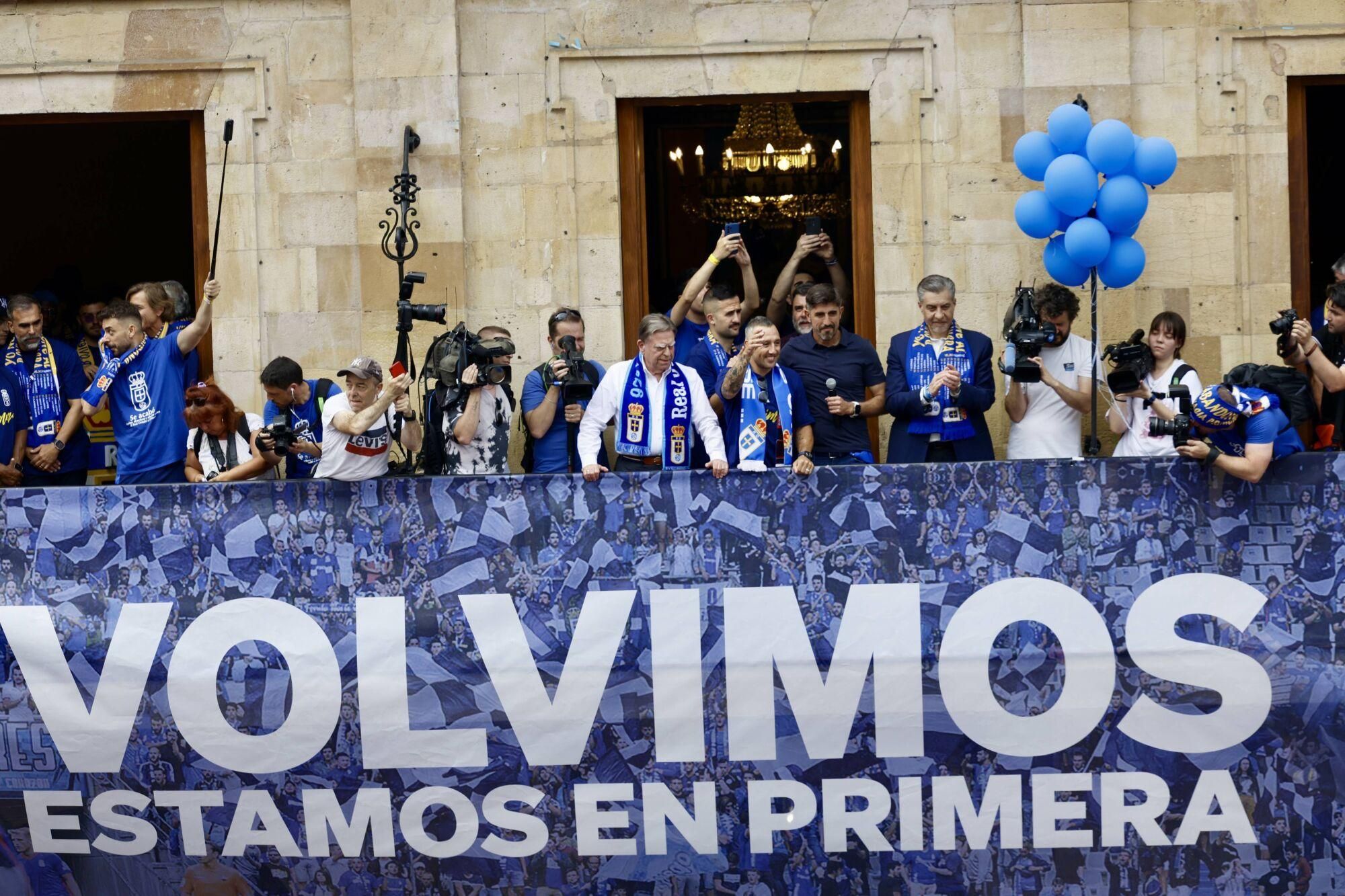 Locura azul en las calles de Oviedo para celebrar el ascenso del equipo a Primera División