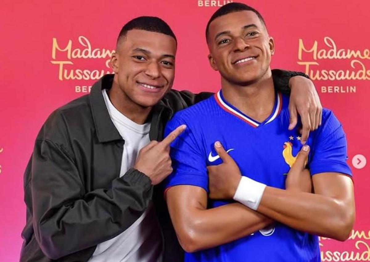 Mbappé posa con su figura de cera en Museo Madame Tussauds en Berlín