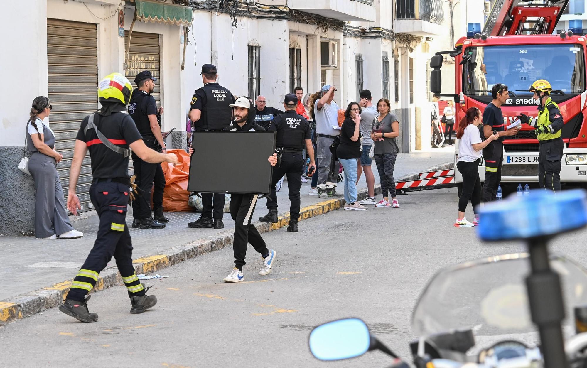Así están sacando los bomberos las pertenencias de los vecinos desalojados de San Antón en Elche