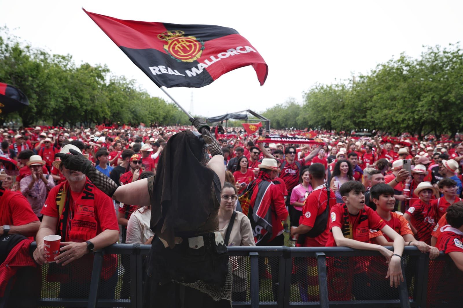 La afición mallorquinista llena la Fan Zone bermellona antes de la final