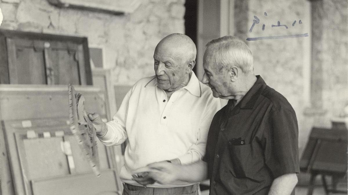 Pablo Picasso y Joan MIró en Mougins, en 1967.