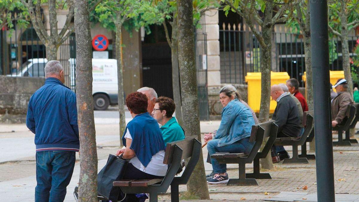 Un grupo de pensionistas en un parque.