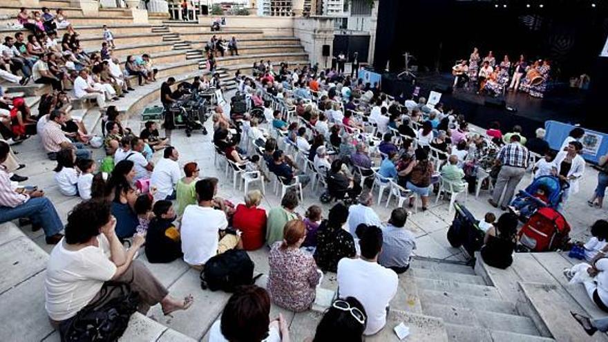 La asociación de Madres Solteras de Benidorm se presentó ante casi 300 asistentes.