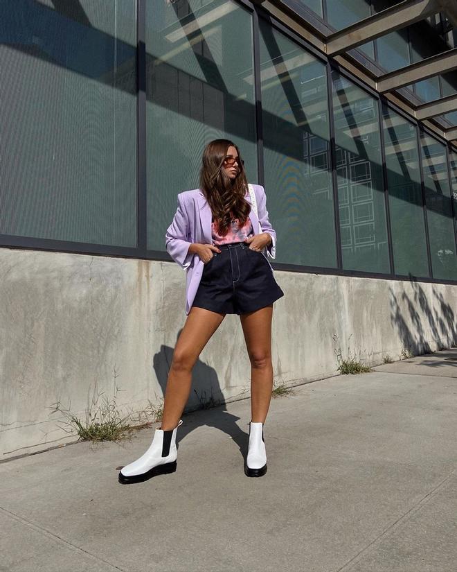 Look de Danielle Bernstein con shorts y botines