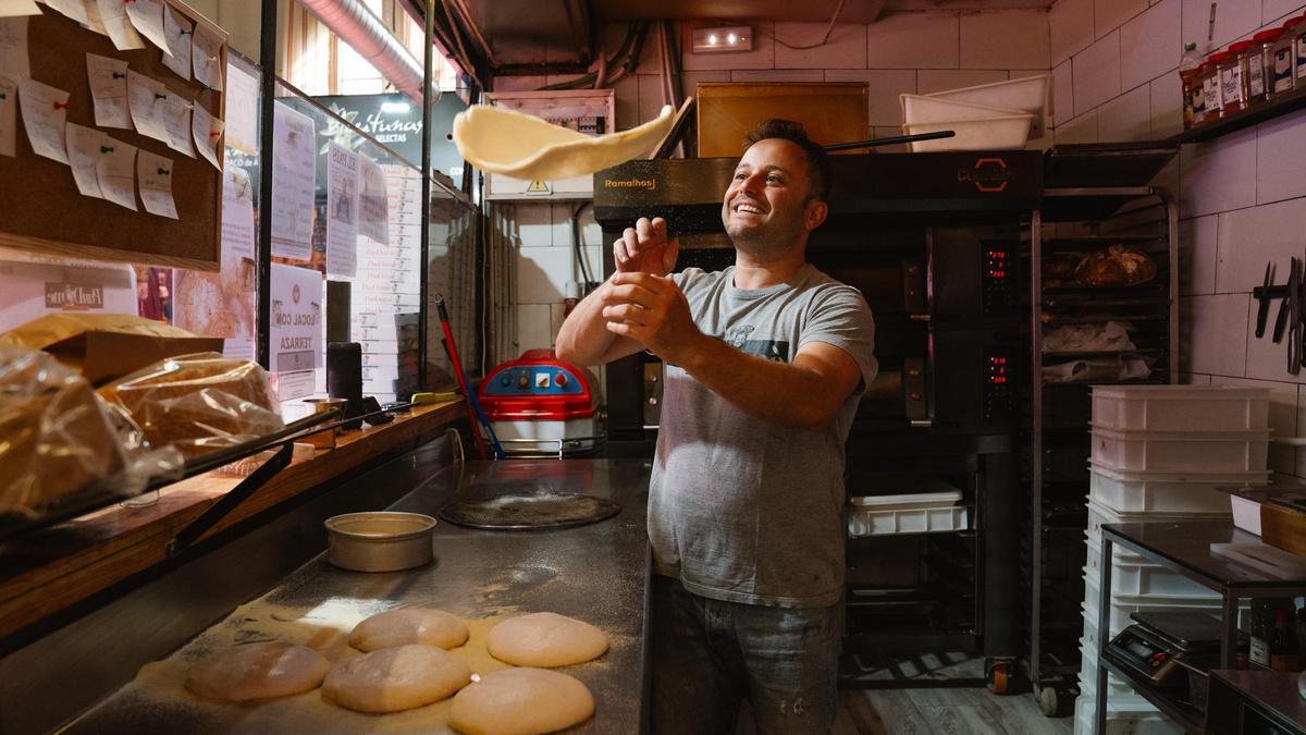 Domenico Rosso, copropietario de la panadería-pizzería PanDome, en el local situado en el Mercado de Tirso De Molina, en Madrid.