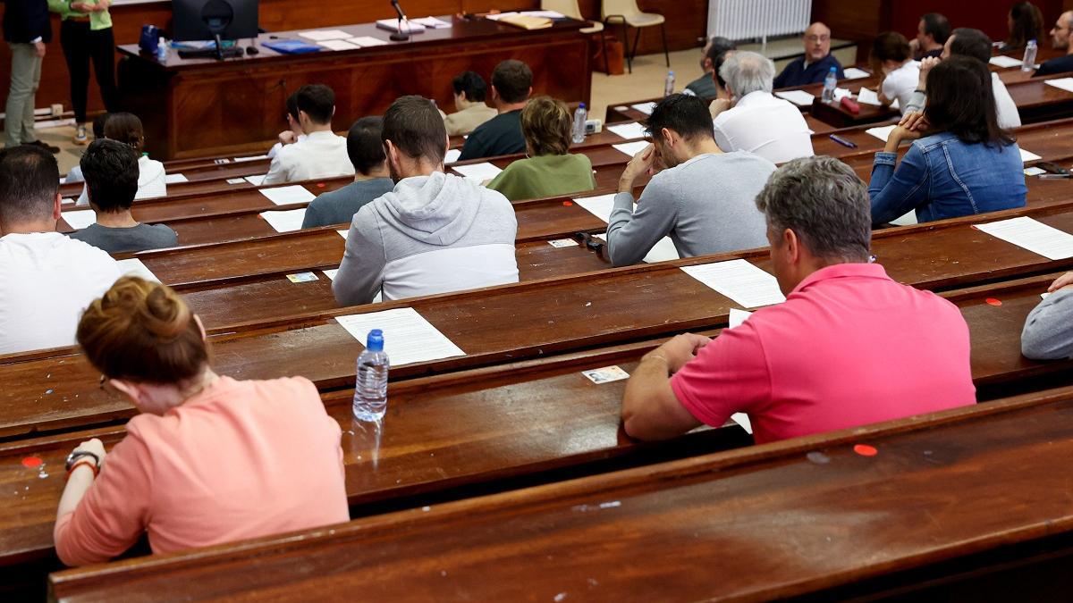 Opositores durante un examen para el acceso a un organismo público.