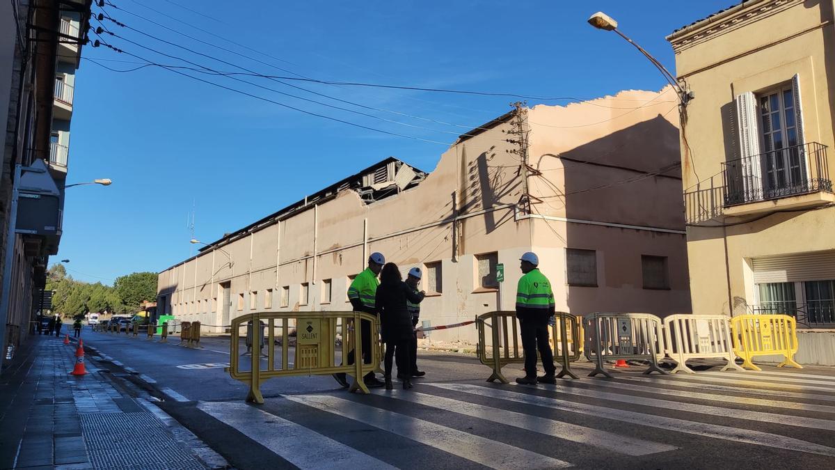 Tall al carrer Carretera de Sallent pel despreniment de la façana d'una nau industrial