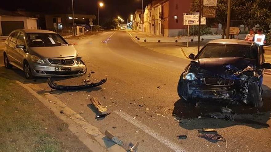 Estado en que quedaron los coches tras la colisión frontal.