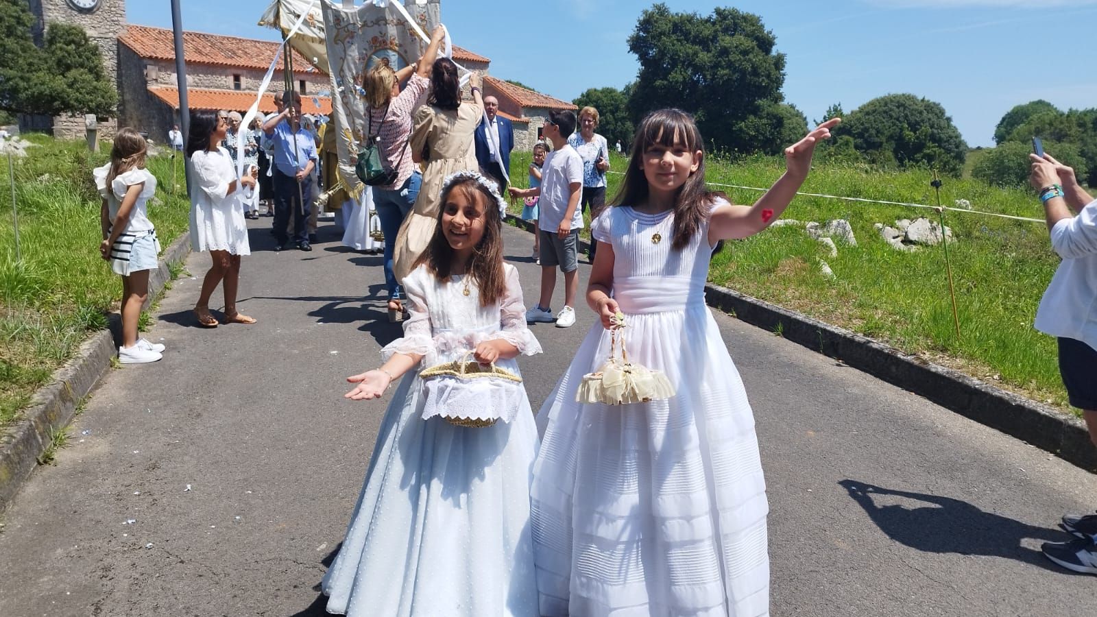 Así luce Cué durante sus fiestas de La Sacramental, en Llanes