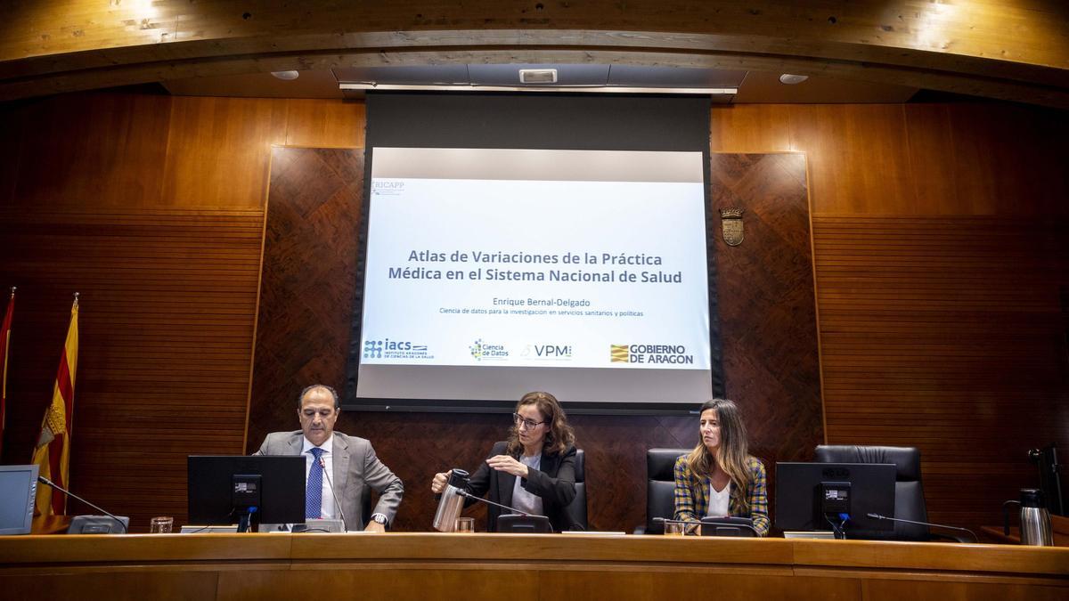 El consejero de Sanidad del Gobierno de Aragón, José Luis Bancalero, junto a la ministra de Sanidad, Mónica García, en la presentación del Atlas, este jueves.