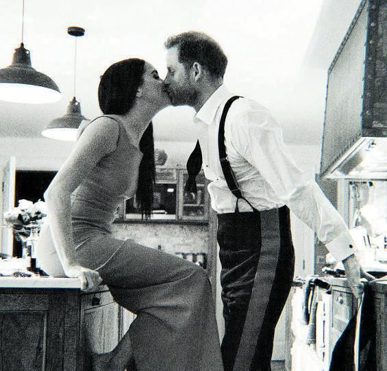 El beso de Enrique y Meghan en Buckingham, uno de los momentos espinosos del documental. | // HARRY & MEGAN