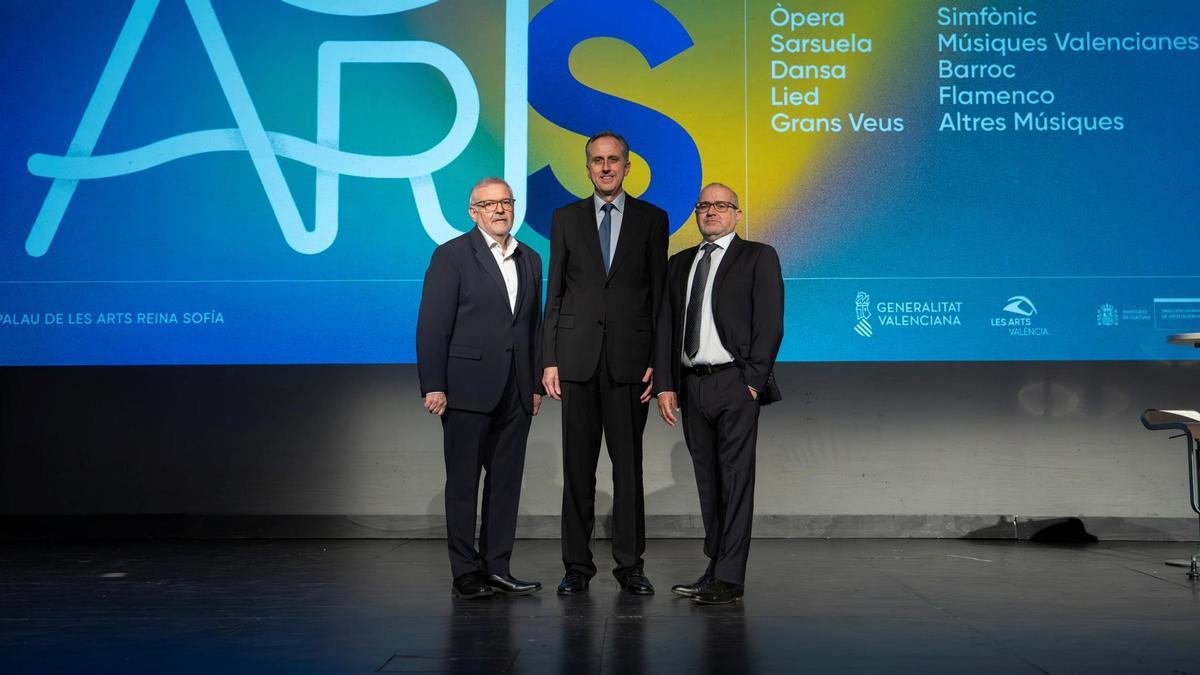 Jorge Culla (gerente del Palau de les Arts), Pablo Font de Mora (presidente del patronato) y Jesús Iglesias en la presentación de la temporada 26-27.