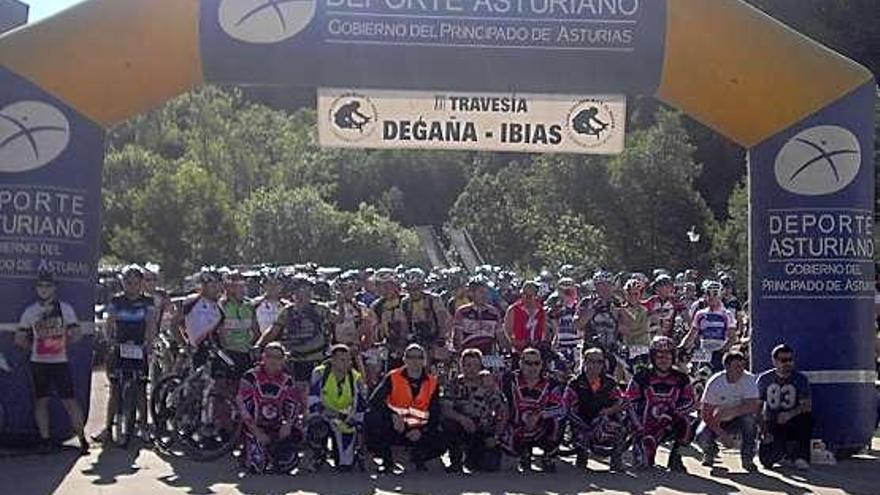 Participantes en la travesía Degaña-Ibias.