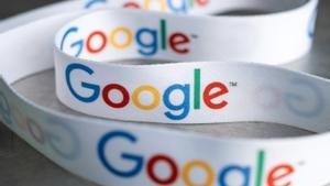 Archivo - Logotipo del buscador Google en una cinta