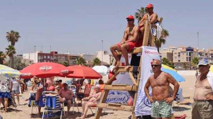 Imagen de una playa de Torrevieja, asistida por socorristas de Cruz Roja.