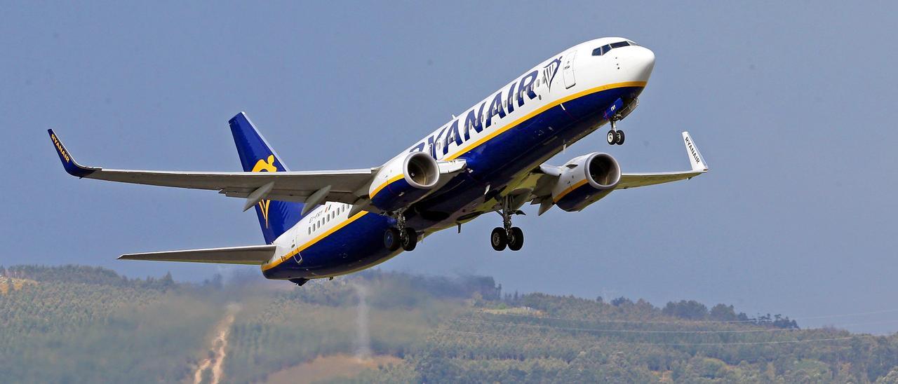 Un avión de Ryanair en la ruta entre Vigo y Barcelona, en una imagen de archivo.