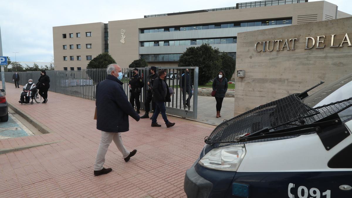 Agentes de la Policía Nacional controlan el acceso a la Ciudad de la Justicia de Castellón.