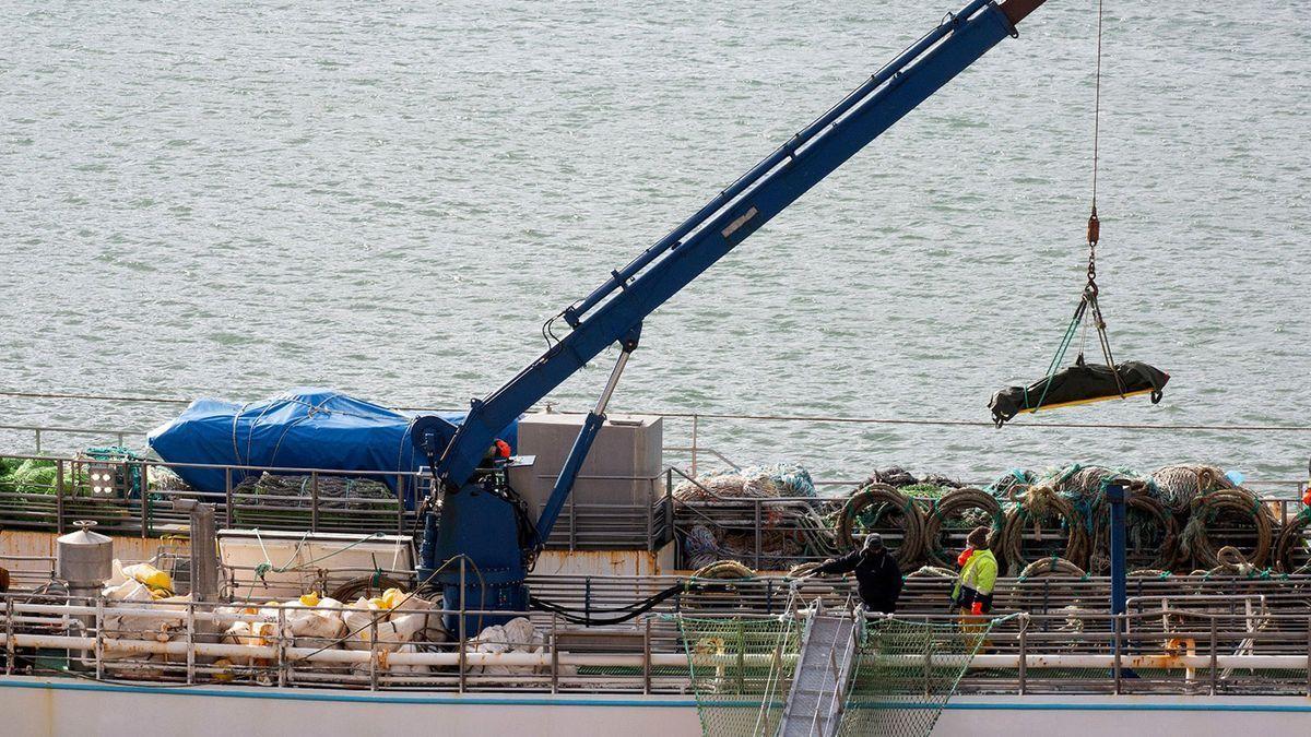 Traslado de uno de los cuerpos de los fallecidos en el 'Villa de Pitanxo' a su llegada a St. John’s.