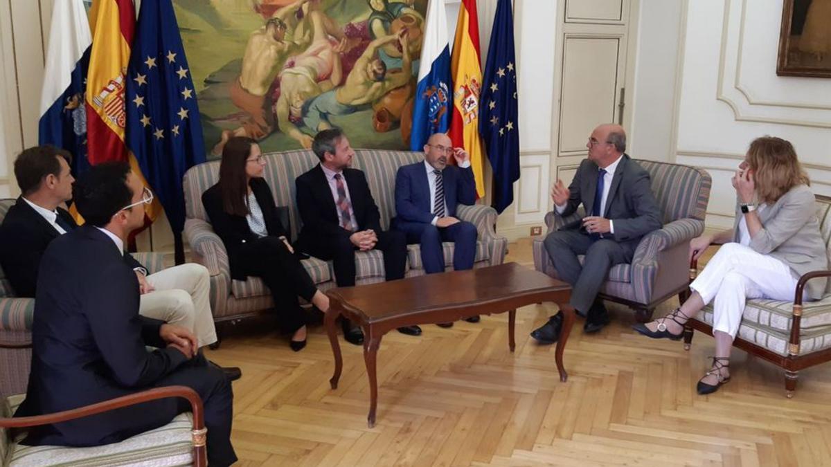 Reunión de Ansemo Pestana con los directores de aeropuertos de Canarias. | | E.D.