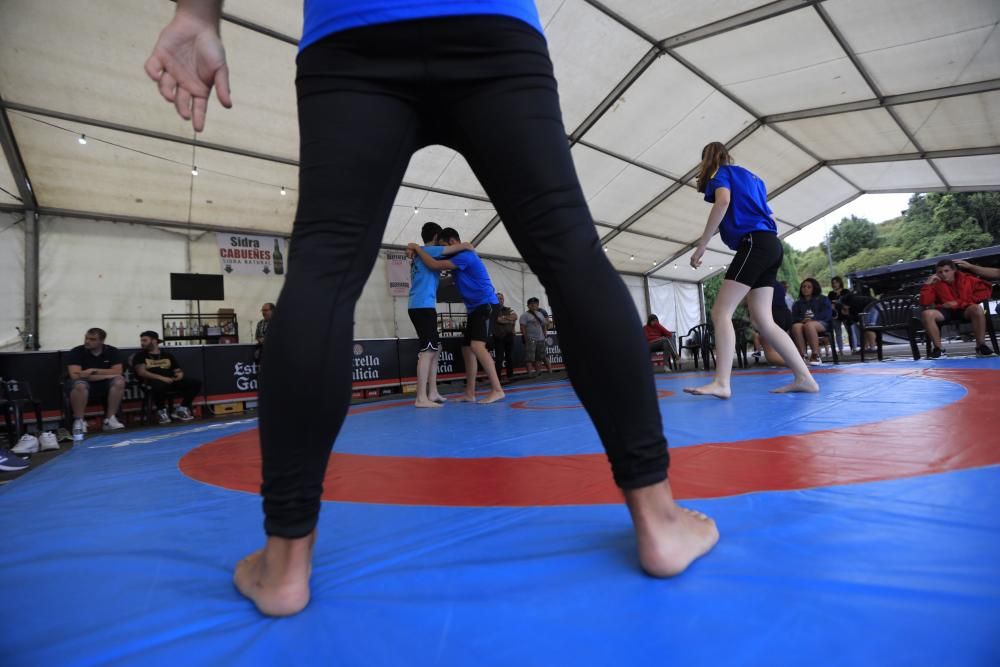 Demostración de lucha valtu en las fiestas de Llaranes