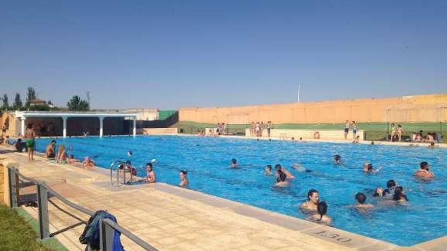 Bañistas en la piscina municipal.