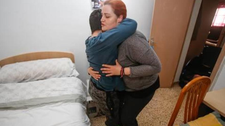 Ana María relata las 24 horas de cada día con su hijo discapacitado, que no se vale por sí mismo.