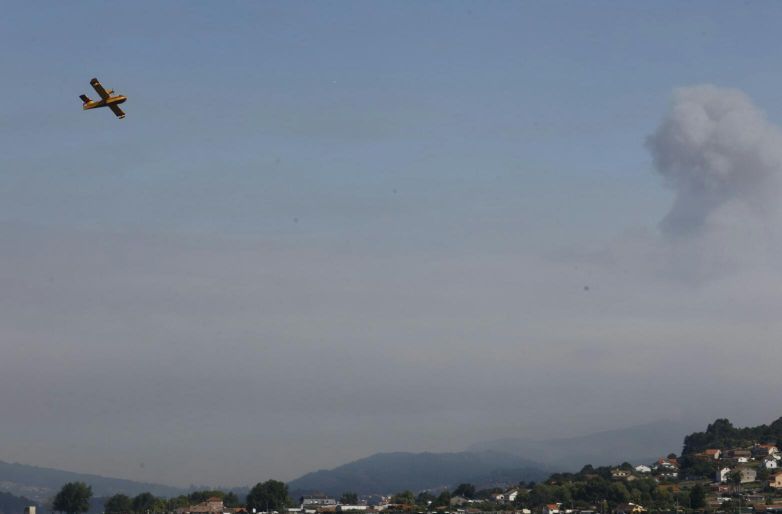 Las llamas en Ponte Caldelas amenazan la ría de Vigo