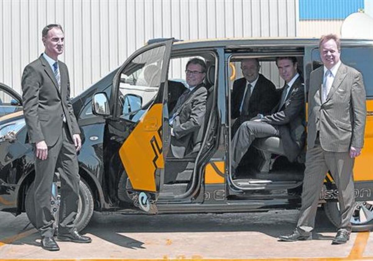 De izquierda a derecha, Frank Torres, Artur Mas, Felip Puig, José Manuel Soria y Andy Palmer, en una e-NV200.