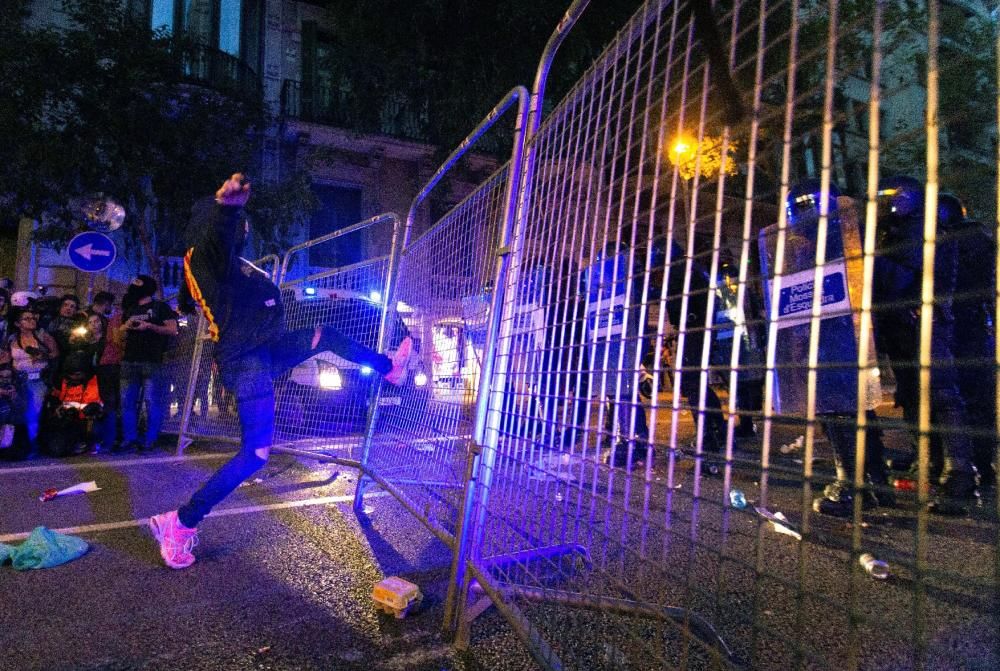 Concentració amb tensió i càrregues a Barcelona el 15-O