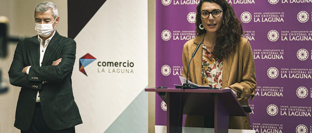 La concejala María José Roca, durante la presentación de la campaña de los bonos comercio.