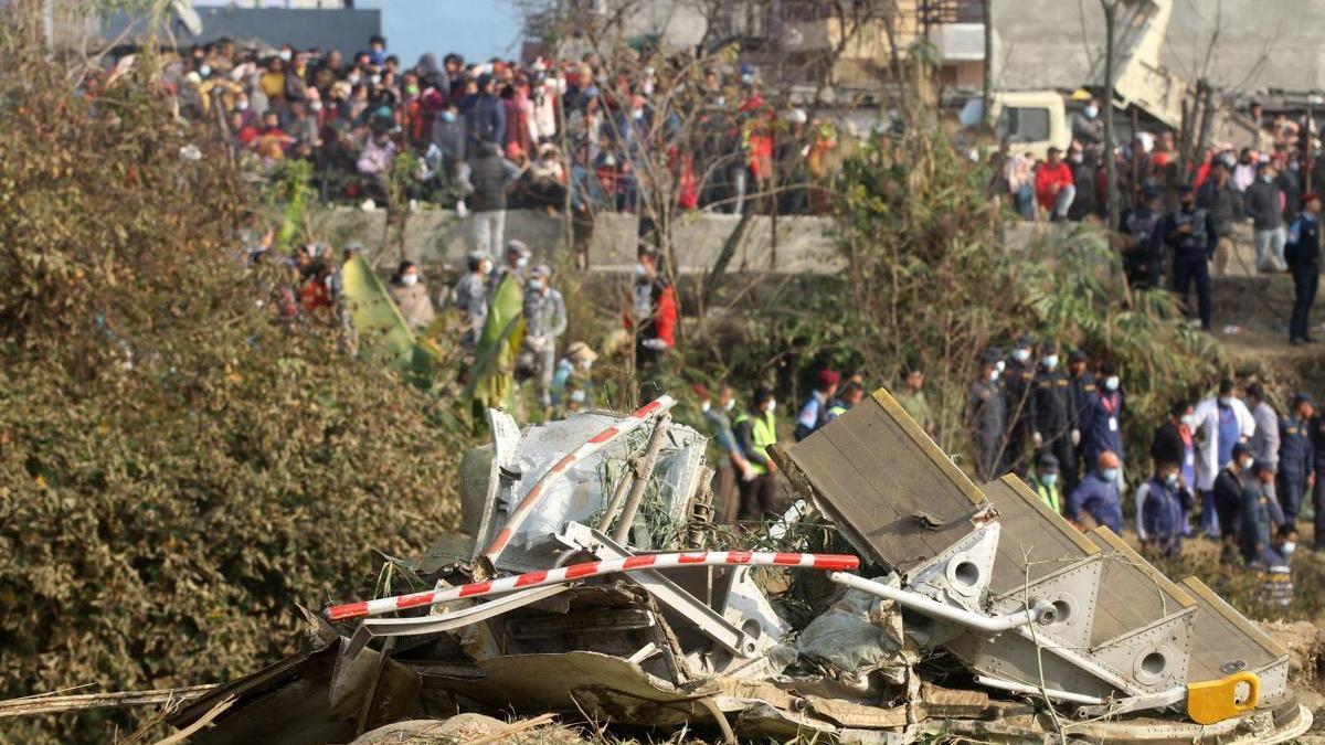 Restos en el lugar del accidente del avión ATR-72 que se estrelló este domingo en el centro de Nepal, con 72 personas a bordo, 68 pasajeros y 4 miembros de la tripulación.