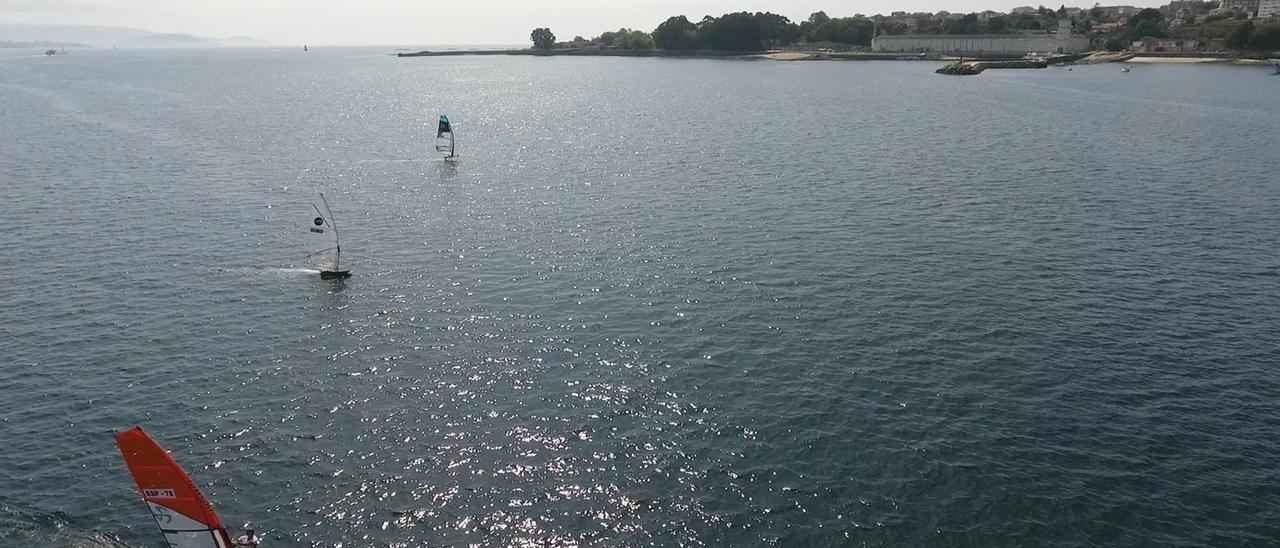 Imagen de archivo de aficionados al windsurf en el mar