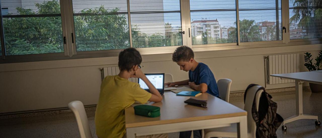 Dos estudiantes en un instituto barcelonés, este curso.